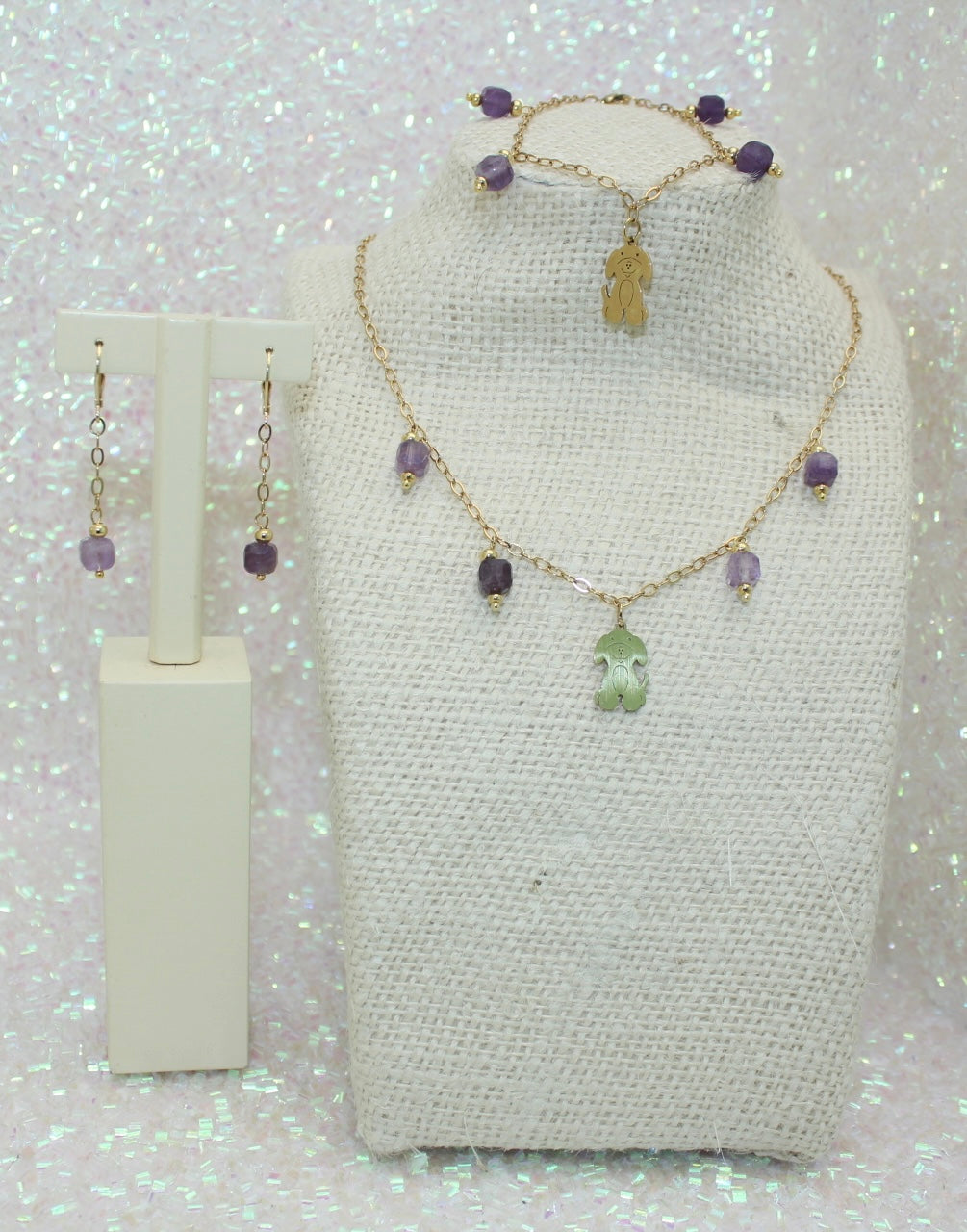 conjunto de collar, pulsera y pantallas en acero inoxidable y amatista con charm con huellita