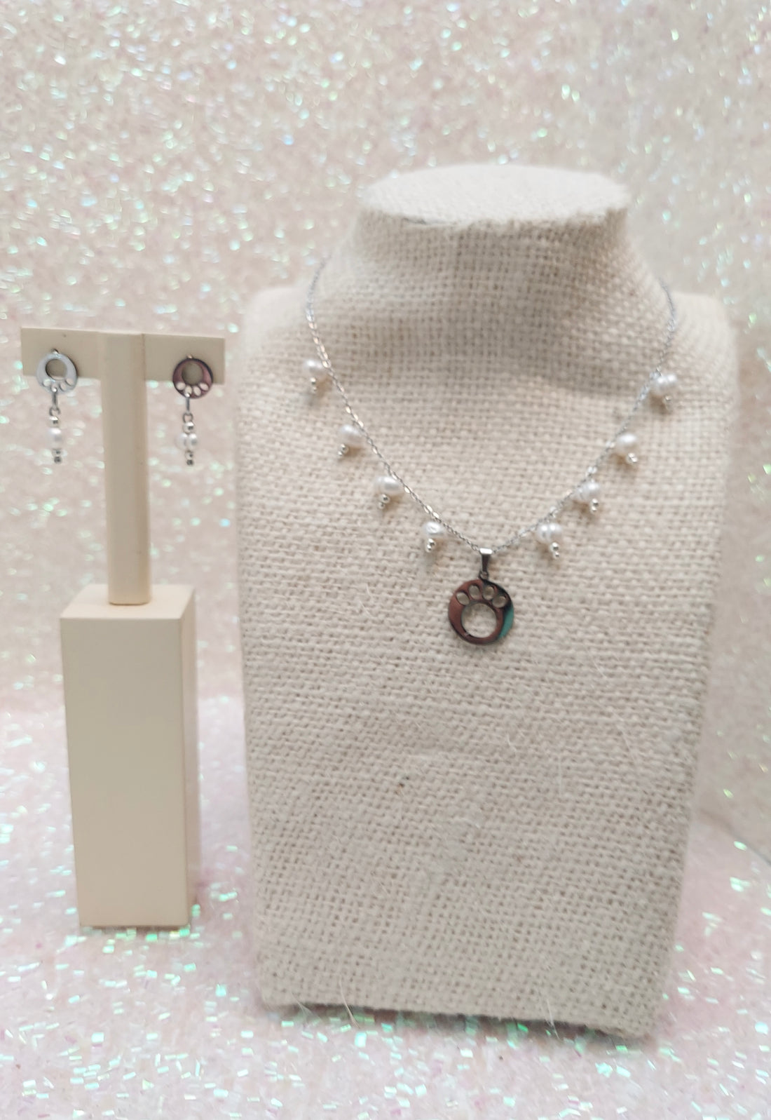 Conjunto de collar y pantallas en perlas pequenas blancas, cadena y charm de acero inoxidable
