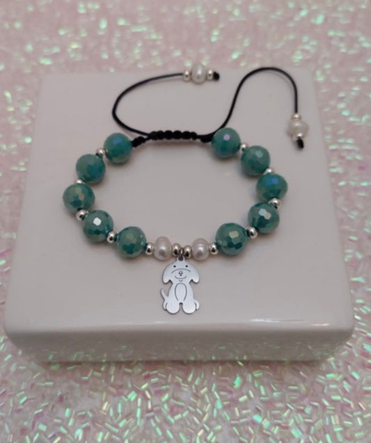 Pulsera verde esmeralda con charm de perrito