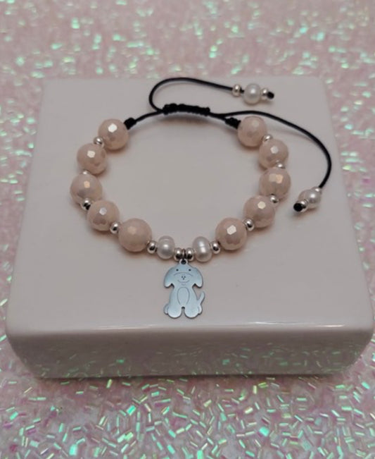 Pulsera con cuentas rosa palido, perlas y charm de perrito