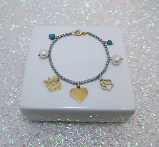 Pulsera en acero inoxidable con tres charms, turquesa y perlas